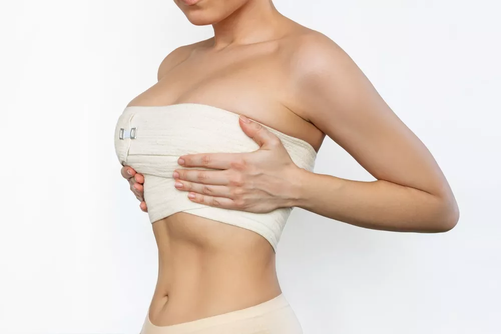 隆乳修復期間需要穿束胸衣幫助定型